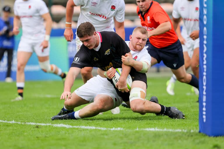 Juan Penoucos, a punto de anotar un try, en el mejor momento de Argentina en el partido