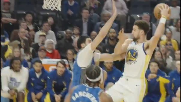 記者張沛嘉／綜合報導 湯普森（Klay Thompson）「背後長眼睛」精采助攻。（圖／翻攝自勇士隊X）