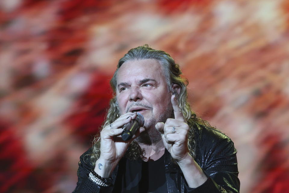 Fher Olvera, de la banda mexicana Maná, durante su presentación en el festival Vive Latino en la Ciudad de México el domingo 17 de marzo de 2024. (Foto AP/Ginnette Riquelme)