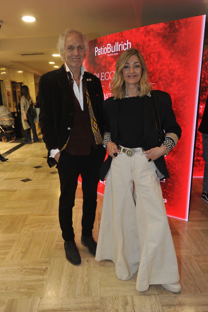 Pareja fashion. Tal como nos tienen acostumbrados, Boy Olmi y Carola Reyna fueron los más cancheros de la jornada. Mientras que el actor dejó las excentricidades de lado y lució un atuendo discreto y elegante, su mujer combinó jeans súper anchos con prendas más clásicas. Su cinto de pedrería se llevó todas las miradas