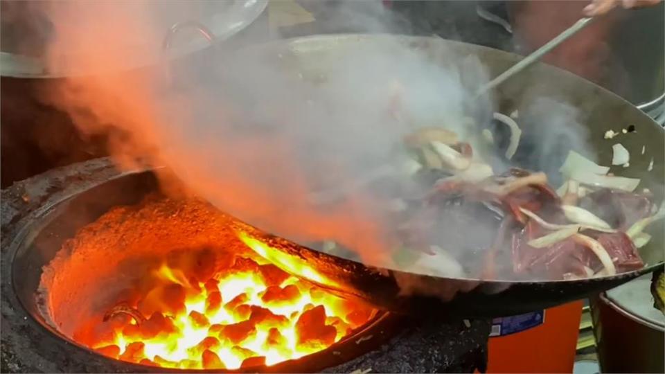 台灣趴趴走／嘉義鱔魚炒麵不同台南炒鱔魚意麵　原子炭火高溫爆炒脆又好吃！　