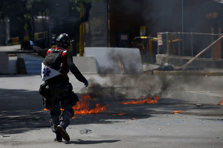 A paramedic gestures while trying to evacuate an injured person at a rally against Venezuelan President Nicolas Maduro's government in Caracas, Venezuela July 26, 2017. REUTERS/Andres Martinez Casares