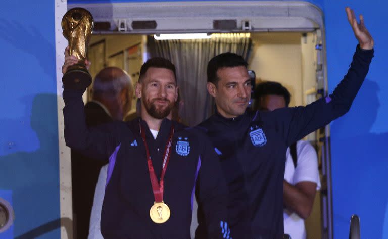 Messi y Scaloni, con la copa del mundo apenas llegados a Buenos Aires