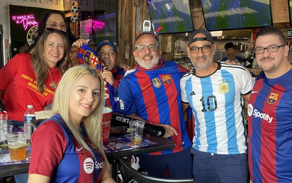 Miembros de la Penya Barcelonista disfrutan del partido entre Barcelona y Real Madrid el 28 de octubre de 2023 en el 77 SportBar en Coral Gables, Miami Dade. 