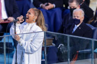 Jennifer Lopez performte ein Medley aus Woody Guthries Folk-Hymne “This Land is Your Land” und dem Evergreen “America the Beautiful" (Bild: Alex Wong/Getty Images)