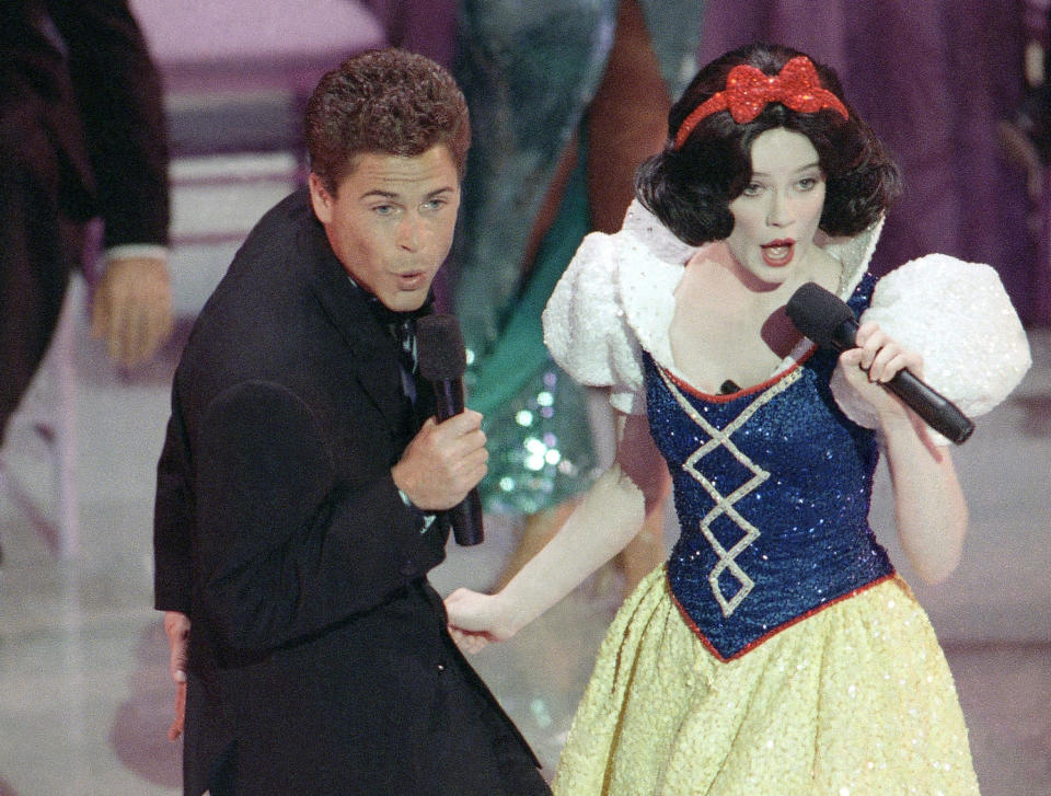 Rob Lowe and Snow White, somehow not a hallucination but rather a shot from the 1989 Oscars. (Photo: ASSOCIATED PRESS)