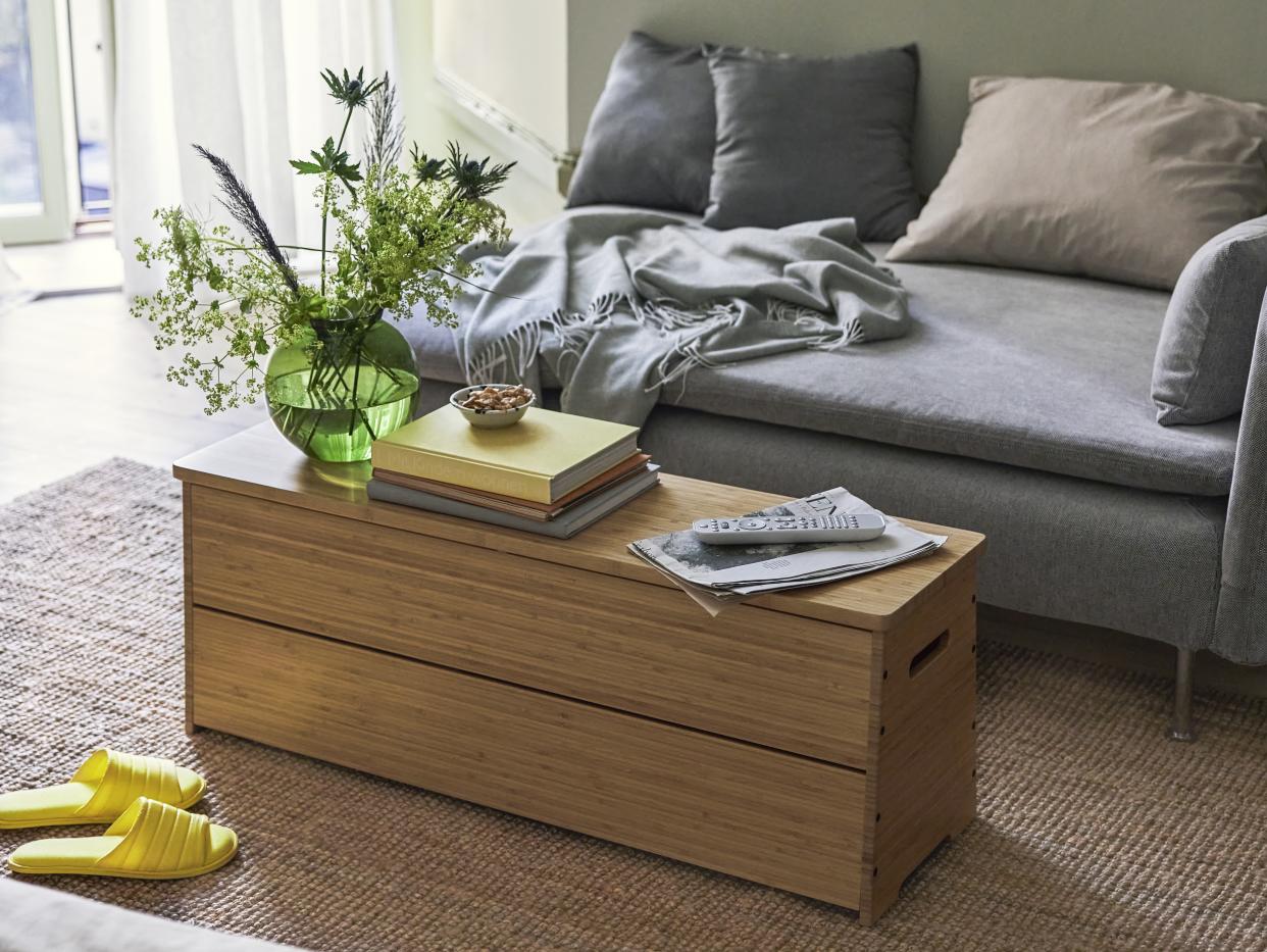  A living room with a wooden storage bench as a coffee table. 