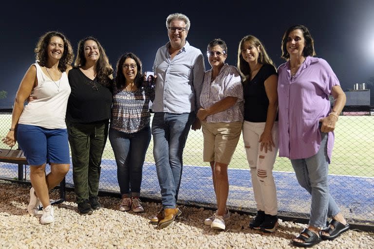 Mónica y Patricia Mottura, Nora Nuño, Pablo Di Liscia, Paula Ruffo, Patricia Calligo y Juliana Ruffo; adversarios en 1985, en el primer partido de rugby femenino de la historia; reunidos por LA NACION 39 años después