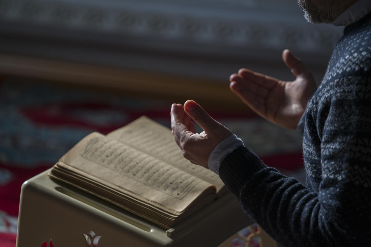 Ein Mann hielt es für sinnvoll, einem Muslimen einen brennenden Koran zu schicken (Bild: Getty Images)