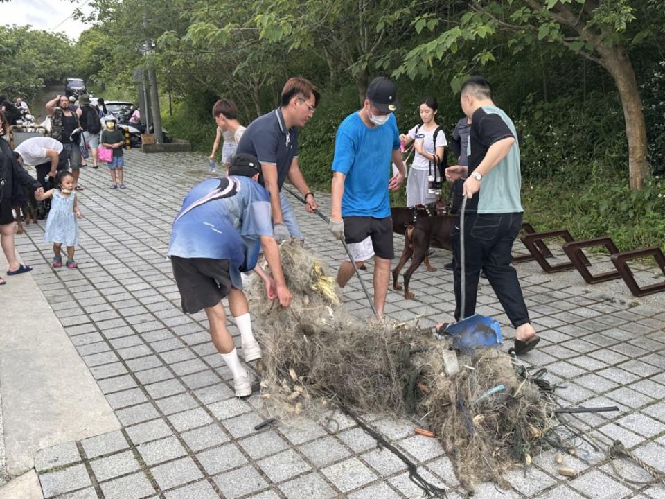 竹塹青年將數百公斤的廢棄物合力拉上岸。（圖/記者林照東攝）