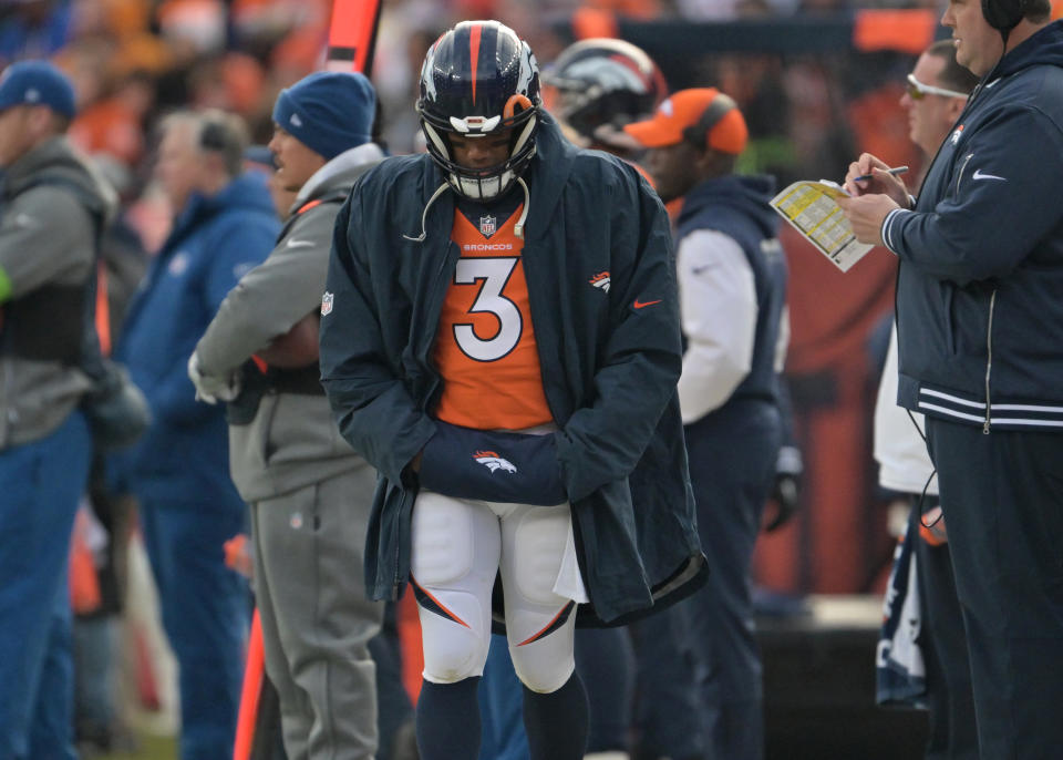 El quarterback Russell Wilson terminó la temporada 2023 como suplente en los Denver Broncos, luego de que el equipo buscara evitar una lesión por cuestiones económicas. (Foto: RJ Sangosti/MediaNews Group/The Denver Post via Getty Images)