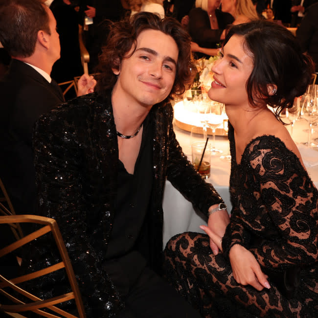 Timothée Chalamet y Kylie Jenner en los Globos de Oro credit:Bang Showbiz