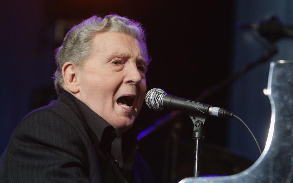 Drogen, Bettgeschichten und andere Skandale: Kaum einer seiner Zeitgenossen gab sich dem Rock'n'Roll-Lebensstil so hin wie Jerry Lee Lewis. Und doch hielt er länger durch als die meisten seiner Zeitgenossen. Am 28. Oktober 2022 starb Lewis im Alter von 87 Jahren. Viele sagten: Mit ihm ging der letzte echte Rock'n'Roller. (Bild: Getty Images/Francois Durand)