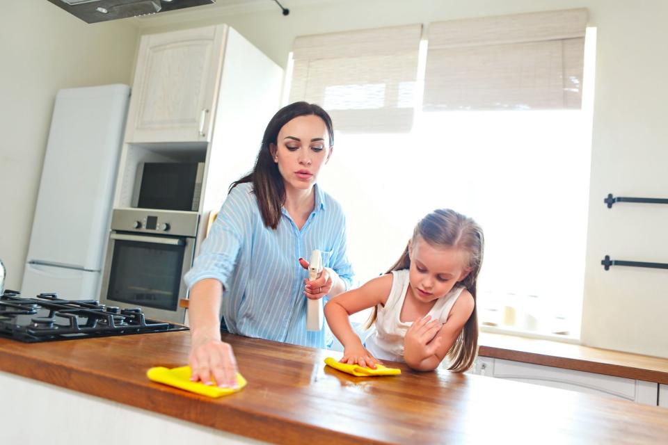 Nach dem Kochen eben fix mit dem Lappen über die Arbeitsfläche wischen und das Saubermachen ist erledigt? Leider ist es nicht so einfach, besonders nicht, wenn diese mit Lebensmitteln in Kontakt gekommen ist. Putzen Sie mit warmem Wasser und Spülmittel. Die Verwendung von Küchenpapier ist besonderes hygienisch, da es anschließend entsorgt wird. (Bild: iStock / petrenkod)