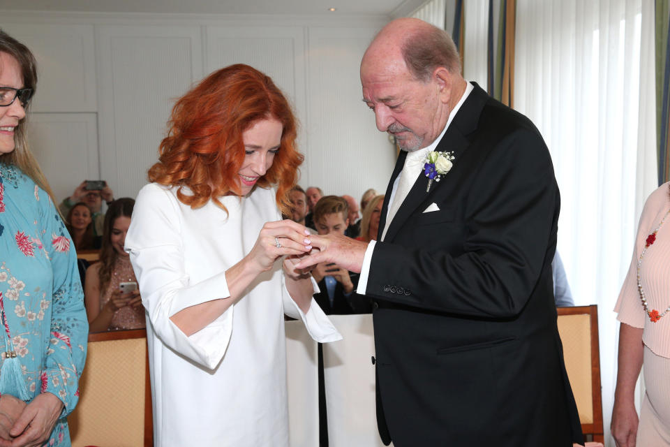 Der Ring wollte einfach nicht auf Siegels Finger: Laura Käfer müht sich am Standesamt von Grünwald ab. (Bild: Getty Images)