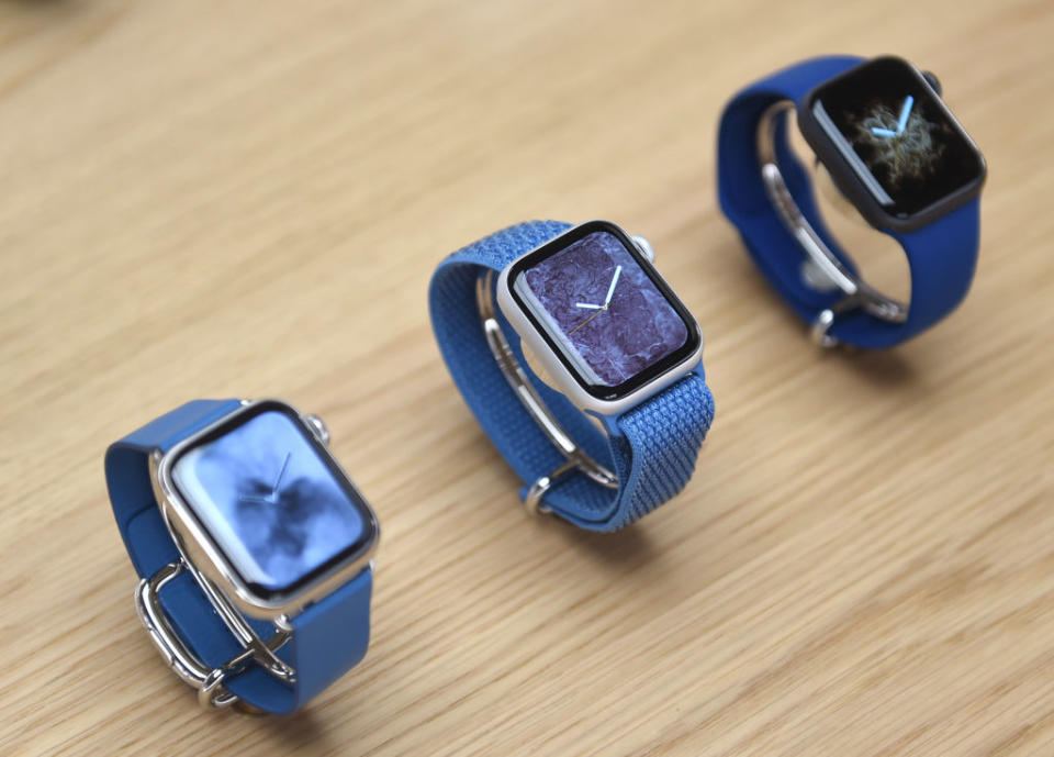 <p>Per personalizzare vibrazioni e feedback aptico è possibile passare passare dalle impostazioni su Apple Watch così per esempio si può scegliere quali notifiche mettere in risalto con i cosiddetti base. Dalle Impostazioni si va su Suoni e feedback aptico e si Attiva. Si seleziona la voce Distintivo per ricevere un tocco aptico aggiuntivo. (Getty) </p>