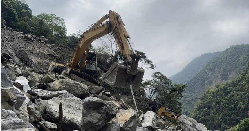 砂卡礑步道目前已挖出2具遺體，但身分仍待確認中。（圖／翻攝畫面）