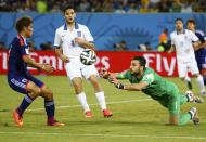 Greece's Orestis Karnezis (R) dives forward to intercept the ball in front of Japan's Yoshito Okubo (L) and teammate Kostas Manolas (C) during their 2014 World Cup Group C soccer match against Japan at the Dunas arena in Natal June 19, 2014. REUTERS/Kai Pfaffenbach (BRAZIL - Tags: SOCCER SPORT WORLD CUP)