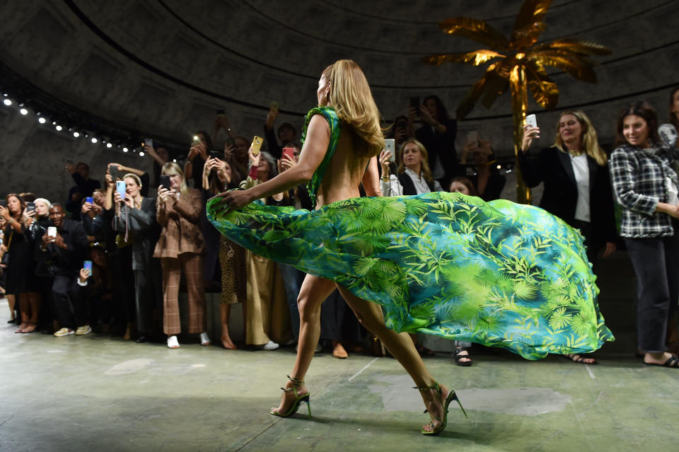 Another iconic moment for Jennifer Lopez and Versace.&nbsp; (Photo: Jacopo Raule via Getty Images)