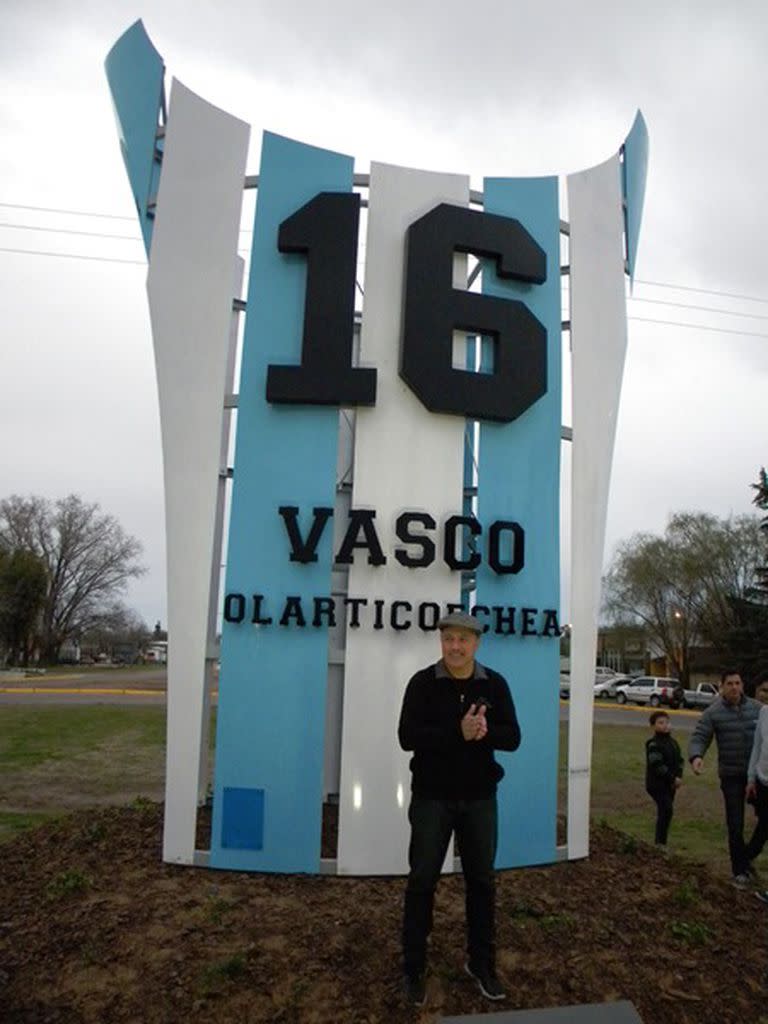 Desde 2016, en la rotonda de la ruta 205 y avenida Moreno, uno de los accesos a Saladillo, el Vasco tiene su homenaje para toda la vida