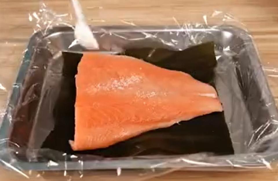 昆布鮭魚生魚片食用時會透出一股昆布鮮味，十分好吃。