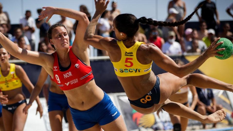 Noruega frente a España en el Campeonato Europeo de Balonmano de Playa