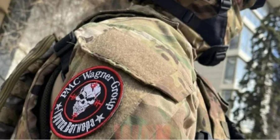 A Wagner PVC shoulder patch on a Russian mercenary