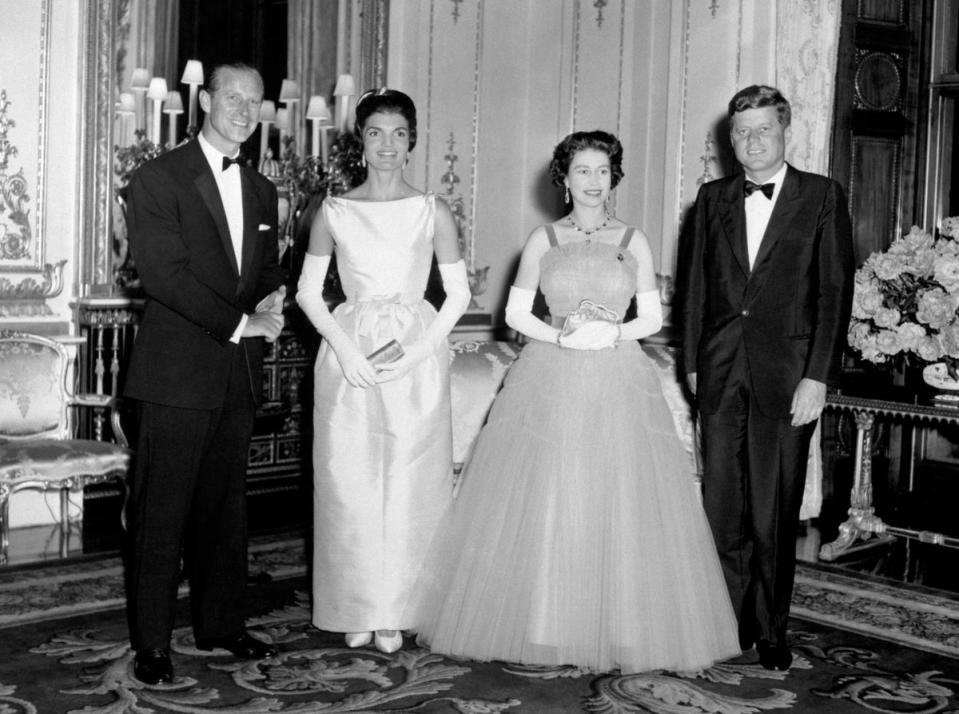 El presidente John Kennedy (der.) y su esposa Jaqueline (segunda a la izq.), junto a la reina Isabel II (segunda a la der.) y el duque de Edimburgo (izq.) en el palacio de Buckingham (PA)