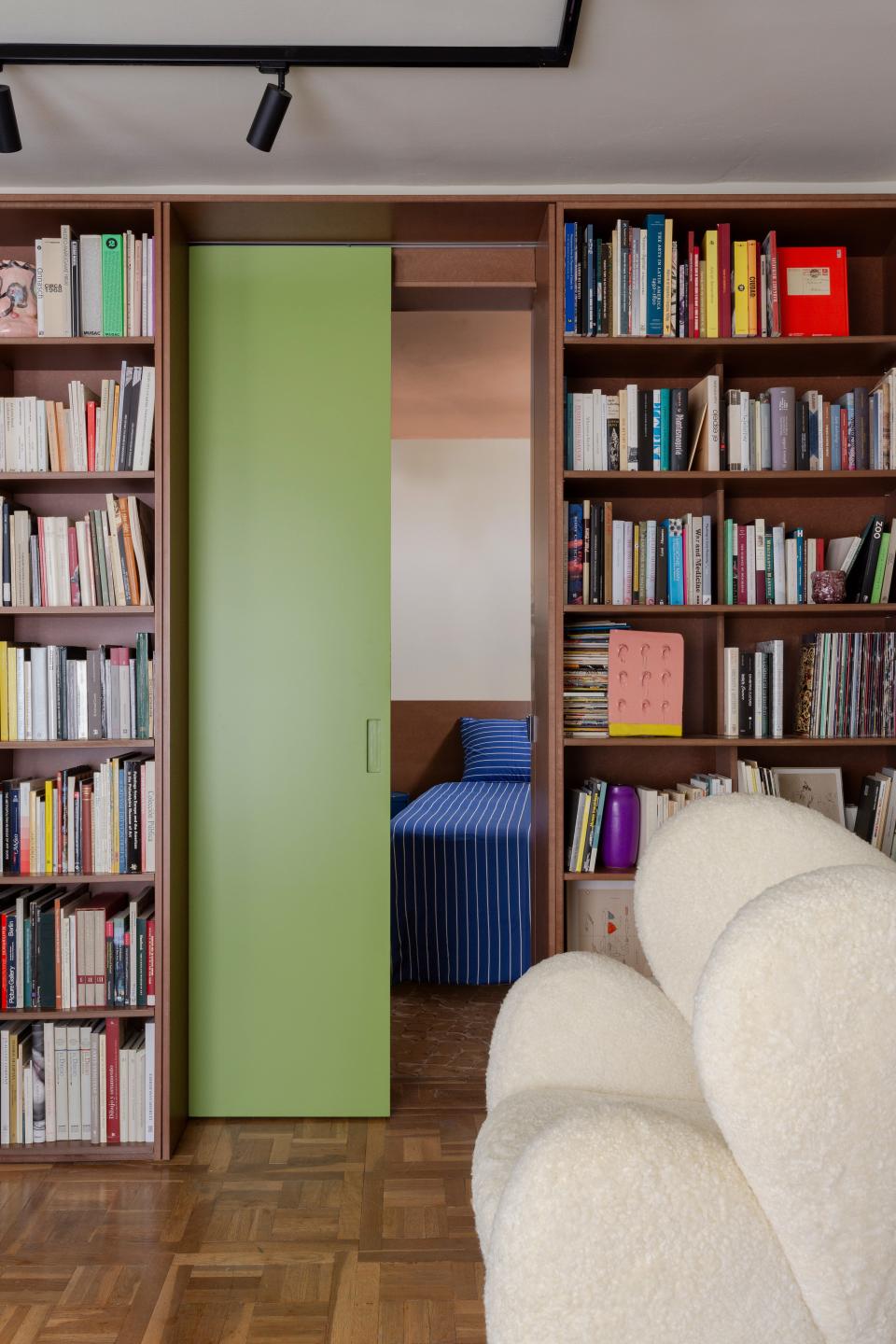 The relationship between this entry, the living room, and the primary bedroom was reimagined thanks to a custom bookshelf that provided order to the floor plan and gave structure to the apartment’s layout.