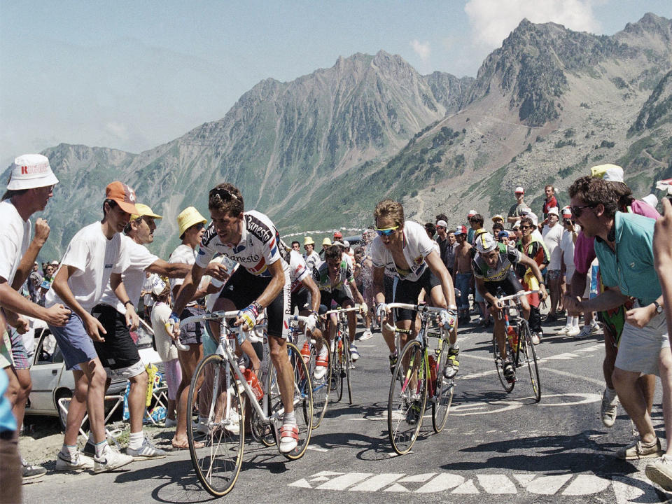 Der spanische Rennradfahrer Pedro Delgado konnte 1988 die Tour de France für sich entscheiden. Sein Sieg wurde jedoch überschattet. Der Sportler wurde nach der 17. Etappe des Dopings überführt. Pedro Delgado hatte Probenecid genommen, ein Mittel, das dazu geeignet ist, Doping zu verschleiern. Da das Medikament damals allerdings noch nicht auf der Doping-Liste stand, wurde er vom Rennen nicht ausgeschlossen. (Bild-Copyright: Lionel Cironneau/AP Photo)