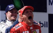 Jubeln sah man Michael Schumacher (vorne) während seiner Formel-1-Karriere häufig. Sieben WM-Titel und 91 Einzelsiege feierte der Rennfahrer, der 2013 bei einem schweren Skiunfall verunglückte. Auch Bruder Ralf saß zwischen 1997 und 2007 im Formel-1-Cockpit. Nach insgesamt sechs GP-Siegen verschlug es ihn ab 2008 noch für vier Jahre in die DTM. (Bild: Getty Images / Mark Thompson / ALLSPORT)