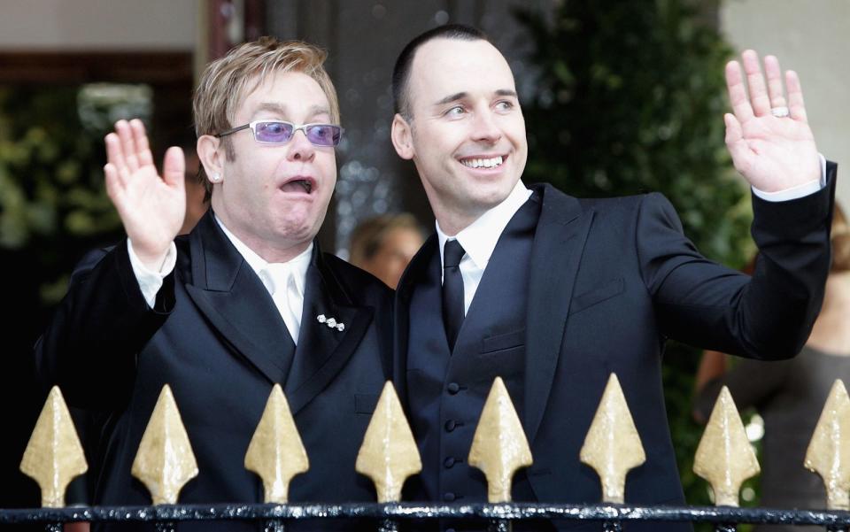 Vier Jahre nach Eheschließung folgte die Scheidung. Seit 1993 ist Elton glücklich mit dem Kanadier David Furnish liiert. 2005 gingen die beien eine eingetragene Lebenspartnerschaft ein, 2014, als dies in Großbritannien legal wurde, heirateten die beiden. Gemeinsam adoptierte das Paar bislang zwei Kinder. (Bild: Chris Jackson/Getty Images)