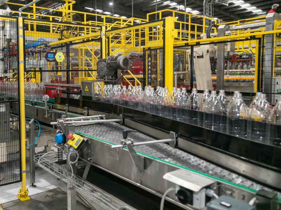 La línea de producción de la nueva botella universal de Coca-Cola / Cortesía.