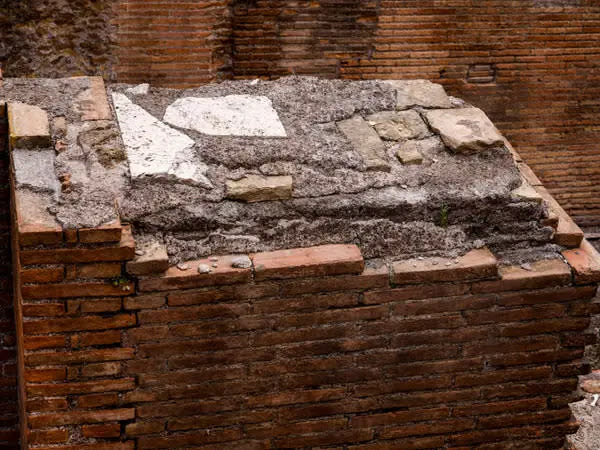 Ziegelsteine umgeben den freiliegenden Zement im Pantheon in Rom, während Wissenschaftler nach Hinweisen auf seine Haltbarkeit suchen. - Copyright: AP Photo/Domenico Stinellis