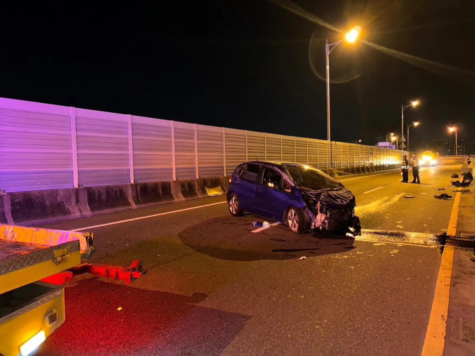 車輛橫向擋在路中央，零件散落一地。（圖／警方提供）