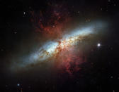 4. Imagen de la espléndida galaxia Messier 82 (M82), notable por sus redes de nubes y sus explosiones brillantes de hidrógeno en la región central, donde las estrellas nacen 10 veces más rápido que en la Vía Láctea.