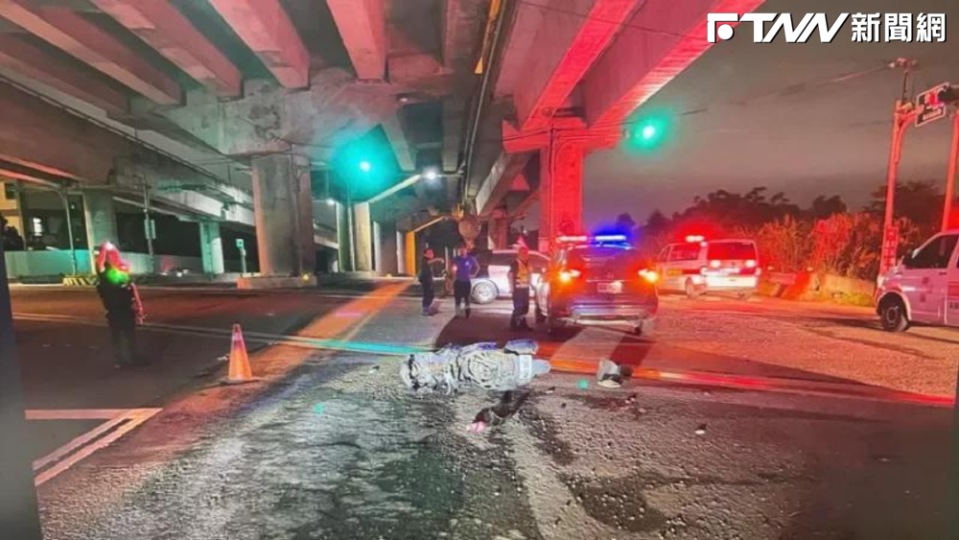 這起死亡車禍發生在桃園市平鎮區快速路一段986巷口，肇事責任仍待警方釐清。（圖／翻攝畫面）