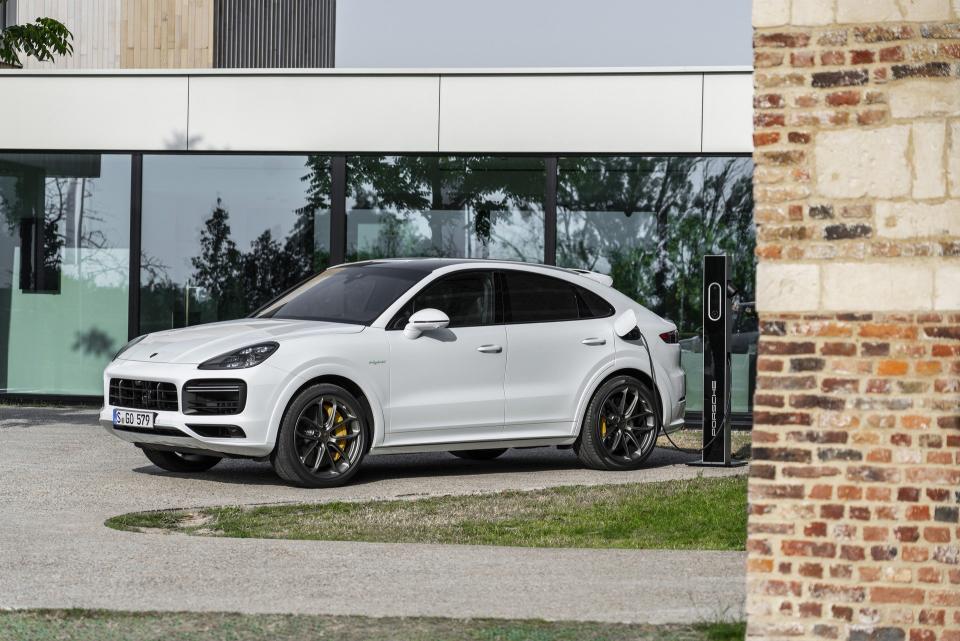 6a775f30-porsche-cayenne-turbo-s-e-hybrid-1.jpg