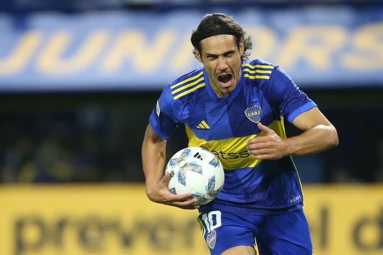 Edinson Cavani tuvo su noche en Boca: marcó los tres goles en la victoria sobre Belgrano y cortó una larga sequía