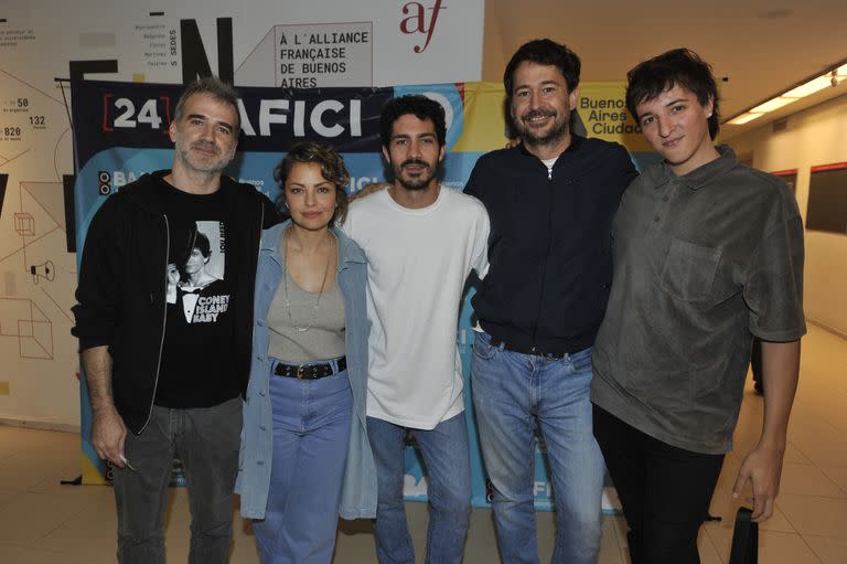 Daniel Hendler, Dolores Fonzi, el Chino Darín, Santiago Mitre y Toto Rovito posaron muy compinches ante los flashes