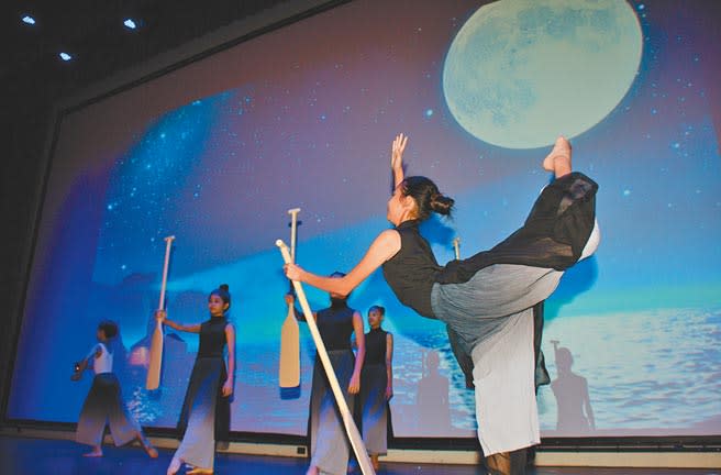 「台東尚舞蹈學苑」的小舞者們演繹《後山海之子》，展現台東人的拚搏精神。（莊哲權攝）