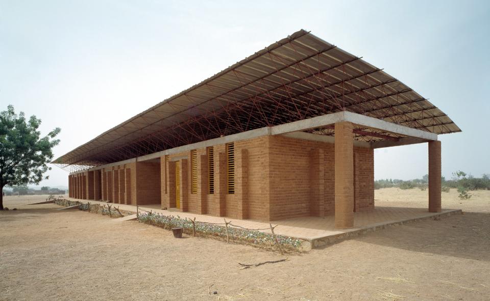 <span class="caption">Ecole primaire de Gando, au Burkina Faso, architecte Francis Kéré.</span> <span class="attribution"><span class="source">Photo Siméon Duchoud</span></span>