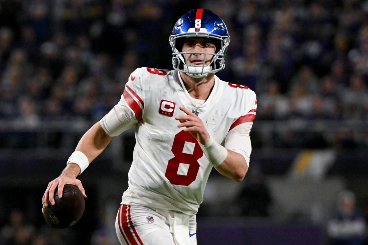 Daniel Jones propels Giants to upset win over Vikings in NFL playoffs