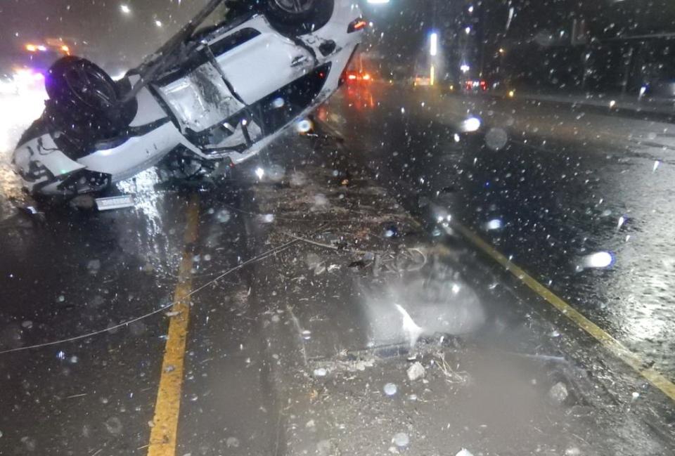 一輛保時捷昨日凌晨行經梧棲區台灣大道，疑天雨路滑失控撞上分隔島後翻車，二人受傷送醫。（記者陳金龍翻攝）