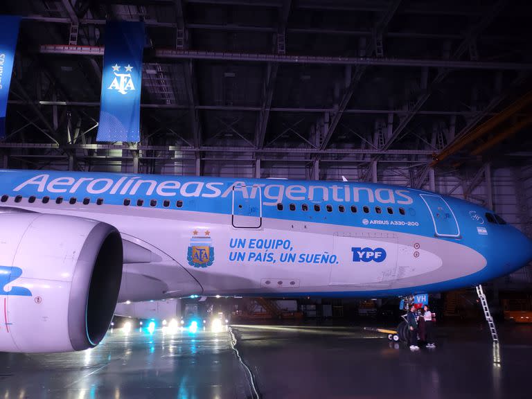 "Un equipo, un país, un sueño", el lema elegido por AFA, Aerolíneas Argentinas e YPF para los aviones que llevarán a hinchas argentinos a Doha.