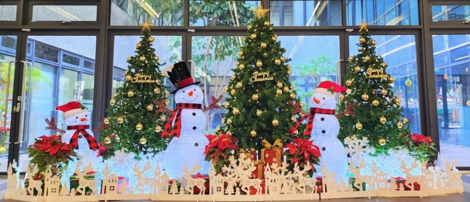《圖說》八里行政中心大廳瀰漫著聖誕氛圍。〈八里區公所提供〉