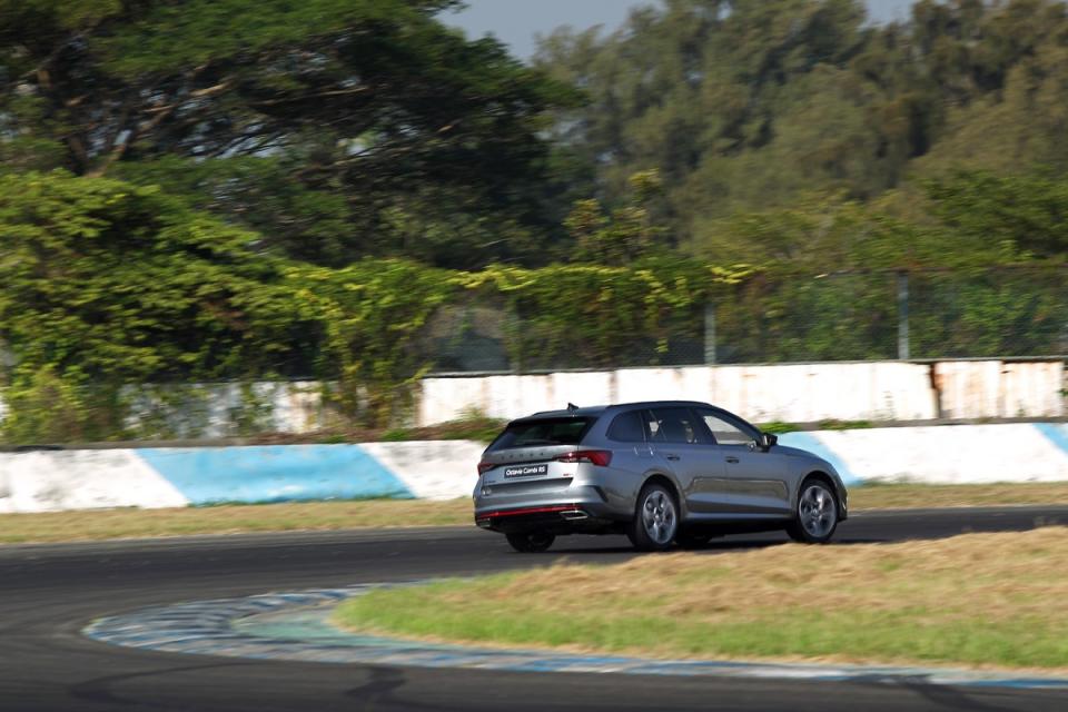 Octavia Combi RS在S型彎道若速度過快懸吊就力不從心了。