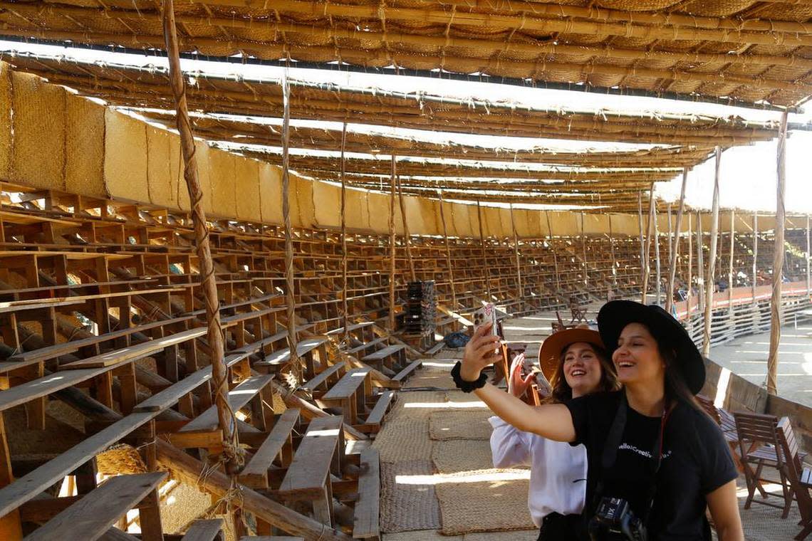 Turistas visitan la plaza de toros La Petatera, el 7 de febrero de 2023, en la localidad de Villa de Álvarez.