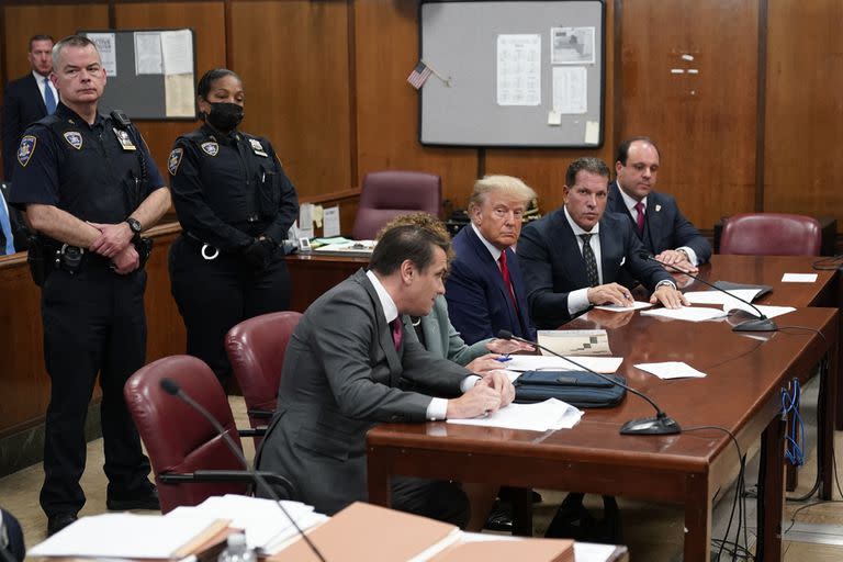 El expresidente Donald Trump con su equipo de defensa en un tribunal de Manhattan, el martes 4 de abril de 2023, en Nueva York.