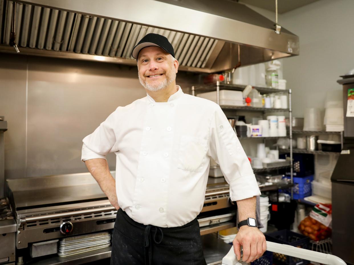 El chef Todd Wieweck prepara comidas para su negocio Soup 'R Meals, un servicio de suscripción y entrega de comidas, el 28 de noviembre en South Salem Senior Center en Salem.